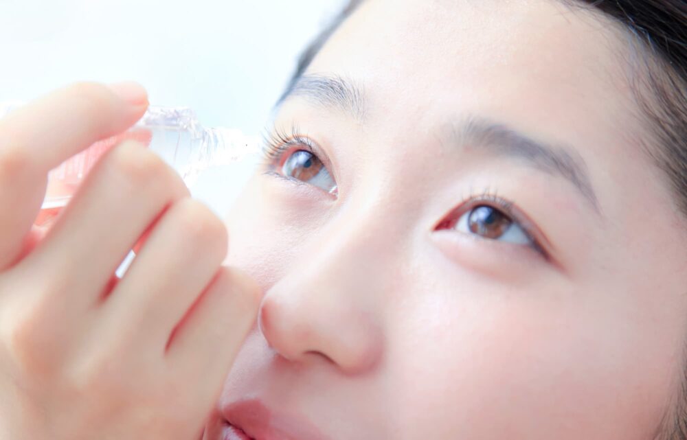 点眼薬を投与