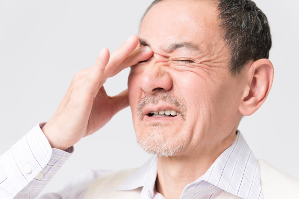 目がチカチカして見えにくい、片目だけの場合も